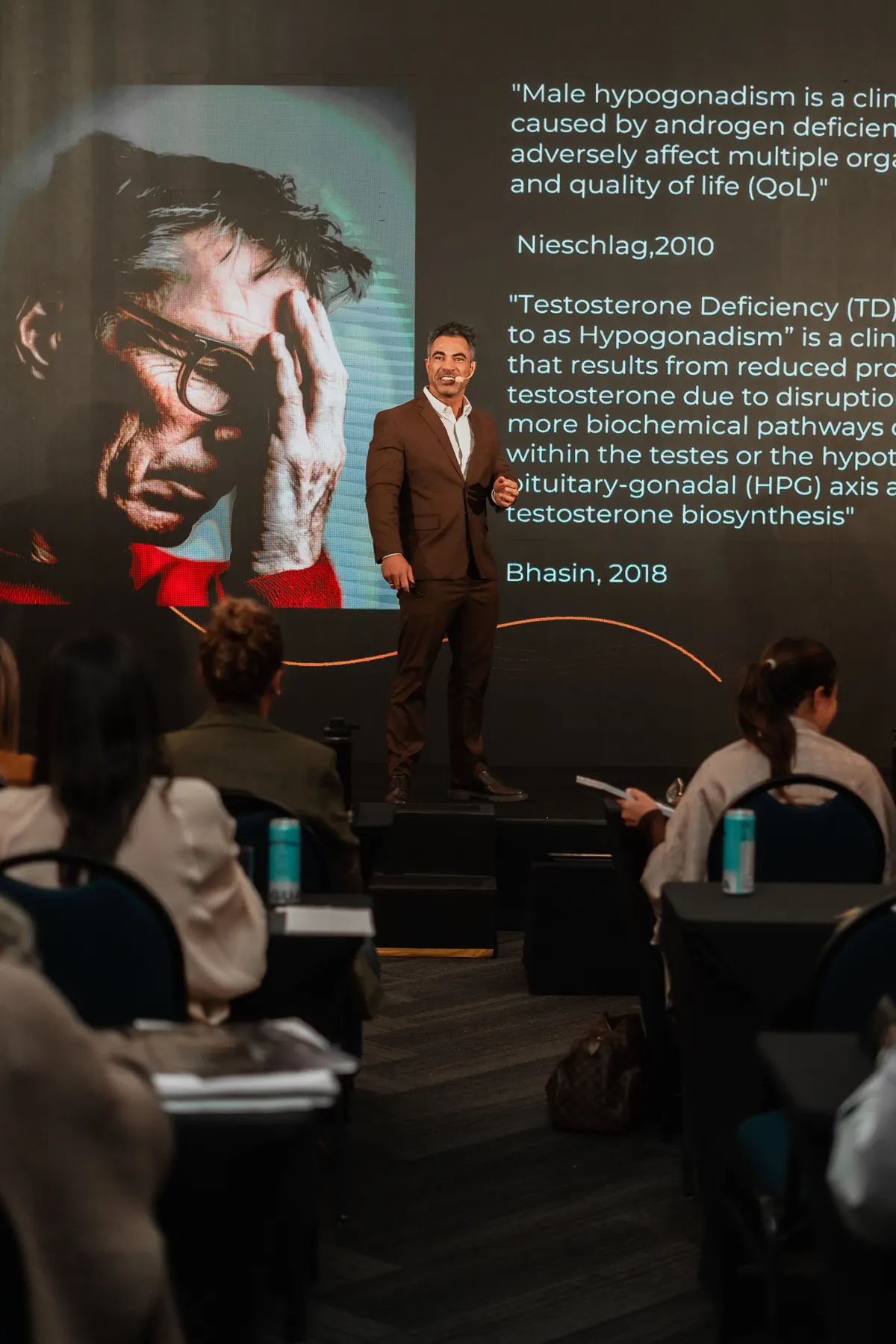 Dr. Lucas Bittencourt em aula sobre deficiência de testosterona